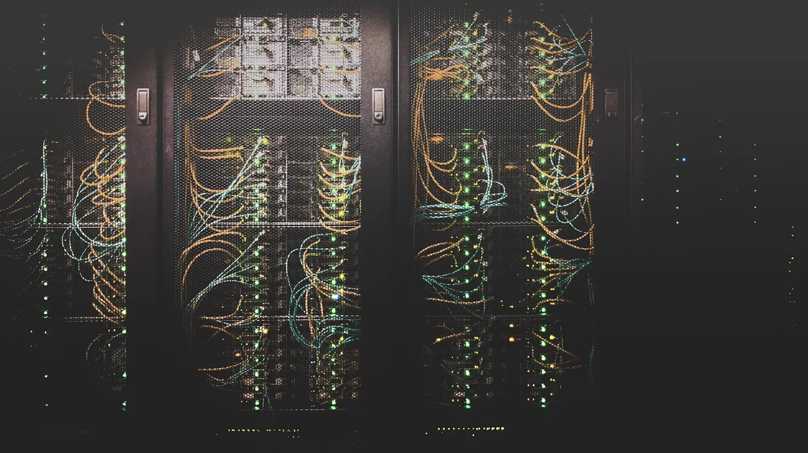 Network cabling in a data centre rack